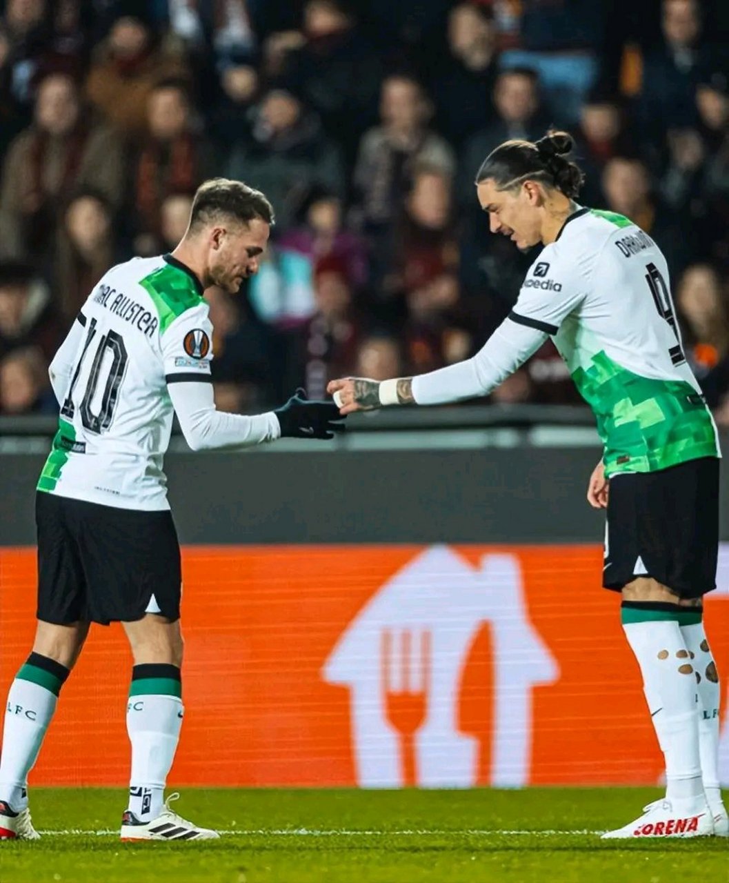 包含集结日利物浦外线爆发——欧联节点到来，球迷炸锅，高层口径保持一致的词条