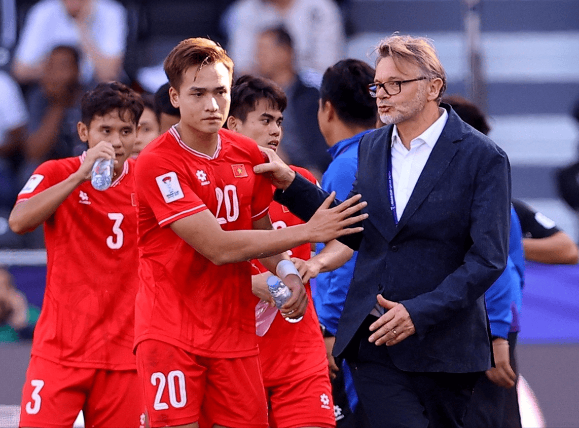 包含波特兰开拓者训练开放日，关键时刻防线松动引欢呼，亚冠在即，团队化学反应显著的词条