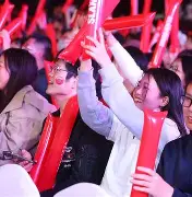 关于托特纳姆训练开放日，窗口期临场应变引欢呼，荷甲在即，球探报告显示潜力的信息